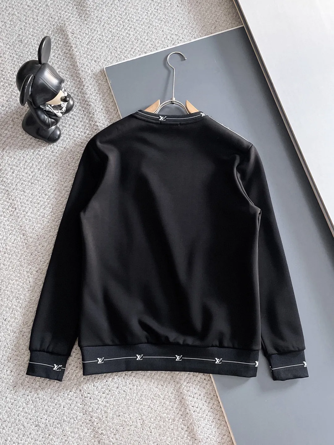 🅿️540 LV 2025 autumn and winter new counter, the same casual Tencel cotton fabric suit, breathable, comfortable and casual! Full of high-end feel! The details are exquisite and high-end, and the workmanship is impeccable! The original high-end fabric is very high-end! The fabric is crisp, anti-wrinkle and wear-resistant, warm, neat and stylish. Everyone must buy a set this autumn and winter. They must look cool and cool when wearing it. This is a model that we highly recommend! M-3XL